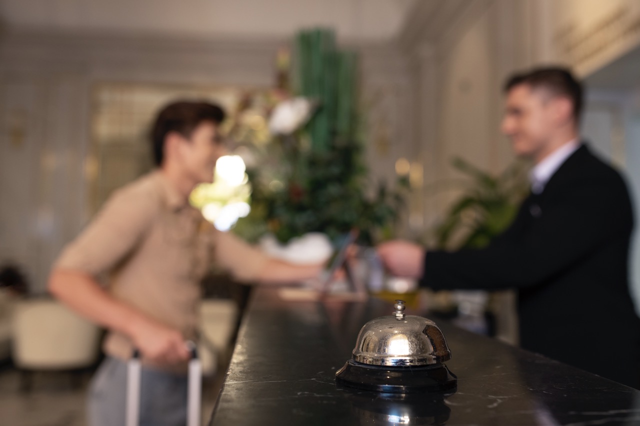 Otel Yönetim Sistemi Seçim Rehberi 2025: 10 Kritik İpucu